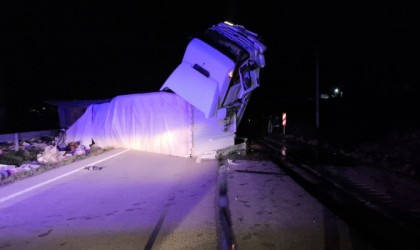 Amasyada kaza yapan tırın kupası şaha kalktı