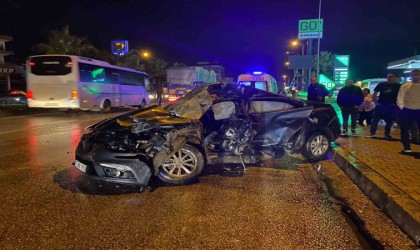 Antalyada tur otobüsü otomobille çarpıştı: 20 yaşındaki sürücü hayatını kaybetti