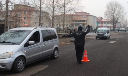 Ardahanda polis ekiplerince okul çevrelerinde denetim yapıldı