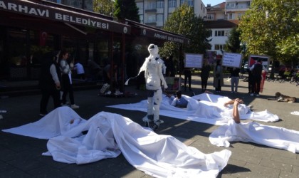 Artvinde üniversite öğrencilerinden Filistinli çocuklar için kefenli protesto