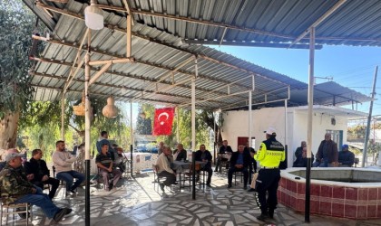 Aydında traktör sürücülerine reflektör eğitimi