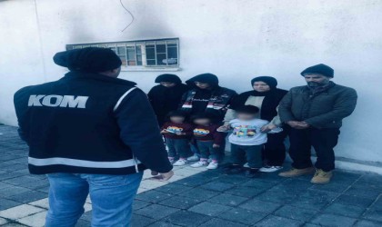 Ayvalıkta 8 düzensiz göçmen yakalandı 2 organizatör tutuklandı