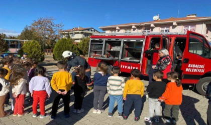 Babaeskide anaokulu öğrencilerine itfaiye araçları ve malzemeleri tanıtıldı