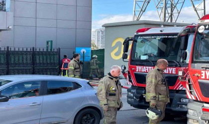 Bahçelievlerde okulun dış cephesi alev alev yandı