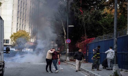 Bahçelievlerde seyir halinde olan kamyonet bir anda alev topuna döndü