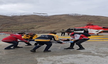 Bahçesaraylı hasta helikopterle hastaneye kaldırıldı