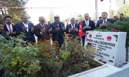 Bakan Uraloğlu, şehit Ömer Halisdemirin kabrini ziyaret etti