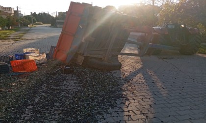 Balıkesirde traktör römorku devrildi: 5 yaralı