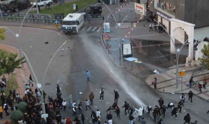 Batmanda TOMAnın taşlara takıldığını gören gençler taşları temizledi