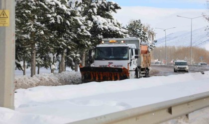 Bayburt şehir merkezinde karla mücadele devam ediyor