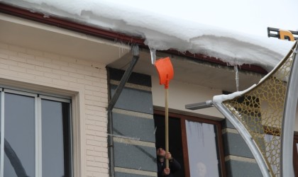 Bayburtta çatı saçaklarındaki buz sarkıtları ekiplerce temizleniyor