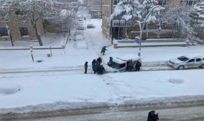 Bayburtta kar nedeniyle trafik durma noktasına geldi ulaşım kontrollü sağlıyor