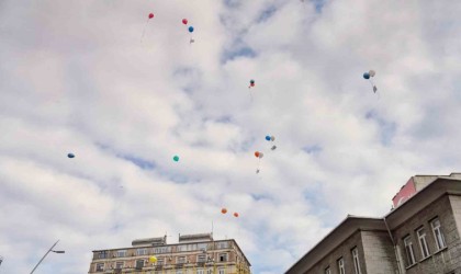 Beyoğlunda çocuk haklarının yazılı olduğu balonlar gökyüzüne bırakıldı