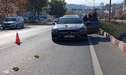 Bilecikte otomobilin çarptığı yaşlı kadın bir yana, elindeki çantası bir yana savrulurken, kadın hayatını kaybetti