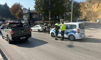 Bilecikte seyir halinde kontrolden çıkan motosiklet devrilirken, sürücüsü yaralandı