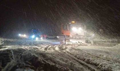 Bolu Dağında trafiğe kar engeli: Yolda kalan araçlar için ekipler seferber oldu