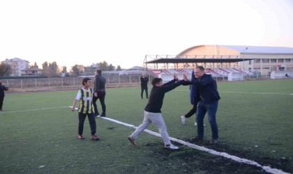 Bulanık Kaymakamı Koşansu, çocuklarla futbol oynadı