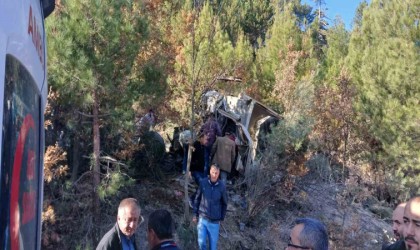 Burdurda freni patlayıp şarampole uçan hafriyat kamyonu hurdaya döndü: 1 ağır yaralı