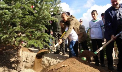 Burdurda “Geleceğe nefes insanlığa nefes” diyerek 8 bin 850 fidan toprakla buluşturuldu