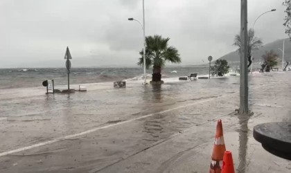 Bursada fırtına sahil kenarını vurdu, caddeler göle döndü