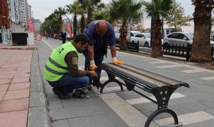 Büyükşehir Belediyesi Binevlerde şehir mobilyaları kuruyor