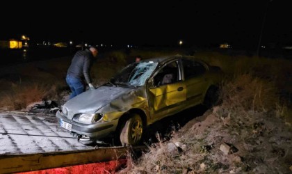 Buzlanan yolda otomobil takla attı: 3 yaralı