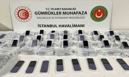 Cep telefonlarını kablo diye yurda sokarken yakalandılar