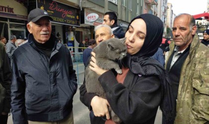 Çorumdaki doğal gaz patlaması sebebiyle evde mahsur kalan kedisine 1 gün sonra kavuşabildi