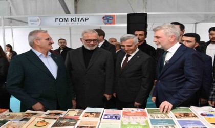 Depremzede şehir Kahramanmaraşta kitap fuarına yoğun ilgi