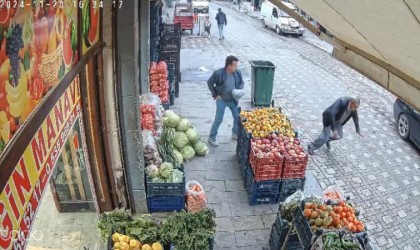 Diyarbakırda kaldırımda yürüyen adamın kalp krizi geçirme anı kameraya yansıdı