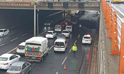 Diyarbakırda sağanak etkili oldu, sürücüler zor anlar yaşadı