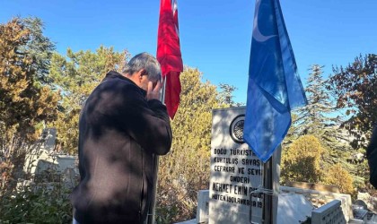 Doğu Türkistanın İlk Cumhurbaşkanı Buğranın mezarına ülkenin bayrağı dikildi