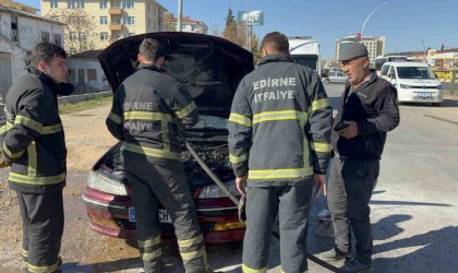 Edirnede alev alan otomobilini gözyaşlarıyla izlediler