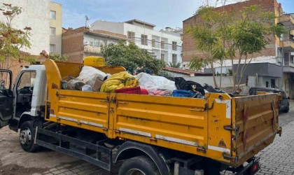 Efelerdeki evden 2 kamyon çöp çıktı