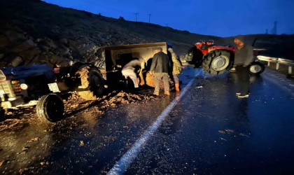 Elazığda hayvan gübresi yüklü traktör devrildi