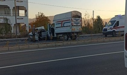 Elazığda otomobil ile kamyonet çarpıştı: 1 ölü, 1 yaralı