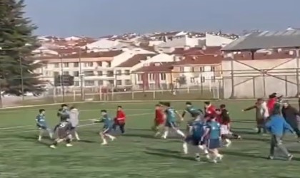 Eskişehirde saha karıştı, futbolcular birbirine girdi