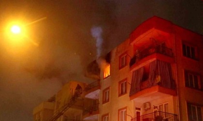 Gece saatlerinde çıkan yangın apartman sakinlerine korku dolu anlar yaşattı