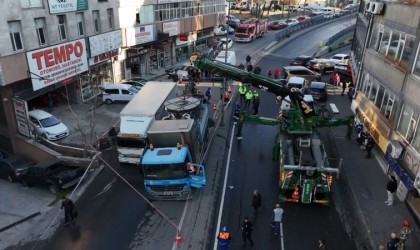 Güngörende yol çöktü, 2 kamyon çukura düştü