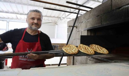 Günlük 2 bin TL yevmiye ile çalıştıracak kalifiye işçi bulamayınca küreği eline alıp fırının başına geçti