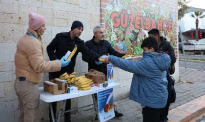 Güzelbahçede süt, poğaça ile birlikte öğrencilere kuruyemiş ve meyve de dağıtılacak