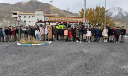 Hakkaride çocuklara trafik eğitimi verildi