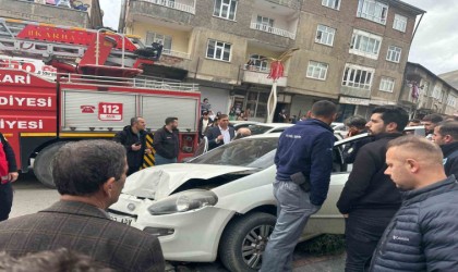 Hakkaride maddi hasarlı trafik kazası