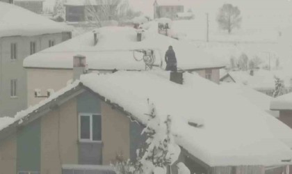 Hayatlarını hiçe sayarak çatı temizlediler