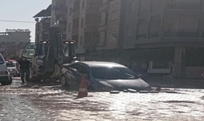 İçme suyu hattı patladı, otomobil içine düştü