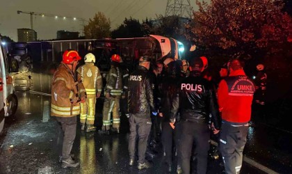 İstanbul Bayrampaşada yolcu otobüsü devrildi. Çok sayıda yaralı var