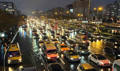 İstanbulda haftanın son gününde trafik yüzde 90a ulaştı