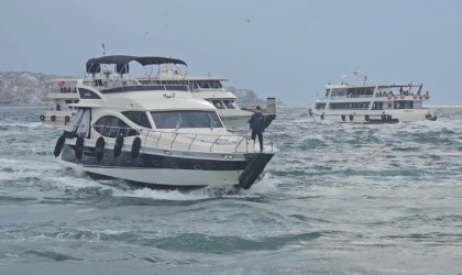 İstanbulda lodos nedeniyle dalgalar oluştu, kimisi fotoğrafladı kimisi kaçtı