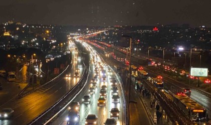 İstanbulda yağışla birlikte trafik yoğunluğu yüzde 90a yaklaştı