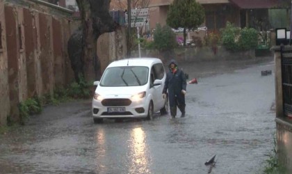 İstanbulu şiddetli yağış ve fırtına esir aldı